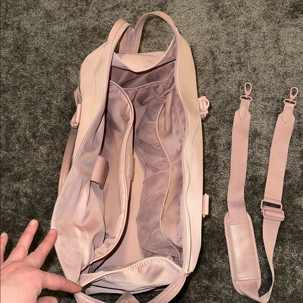 Bèis Commuter Duffle in Atlas Pink - Picture 6 of 11